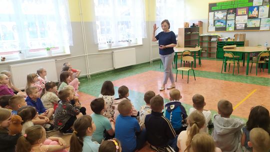 Magdalena Zarębska w bibliotece