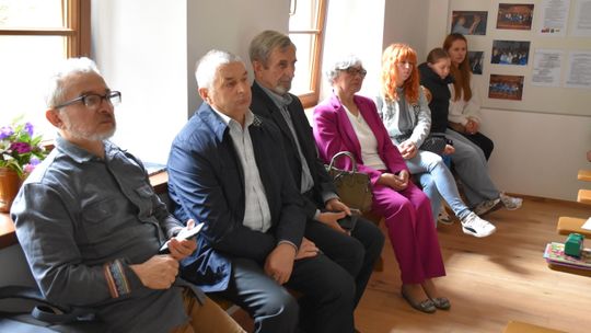 Uczesnicy spotkania autorskiego podczas promocji książki Janusza Szwajewskiego.