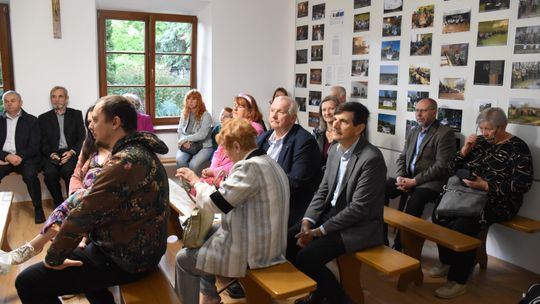 Uczesnicy spotkania autorskiego podczas promocji książki Janusza Szwajewskiego.