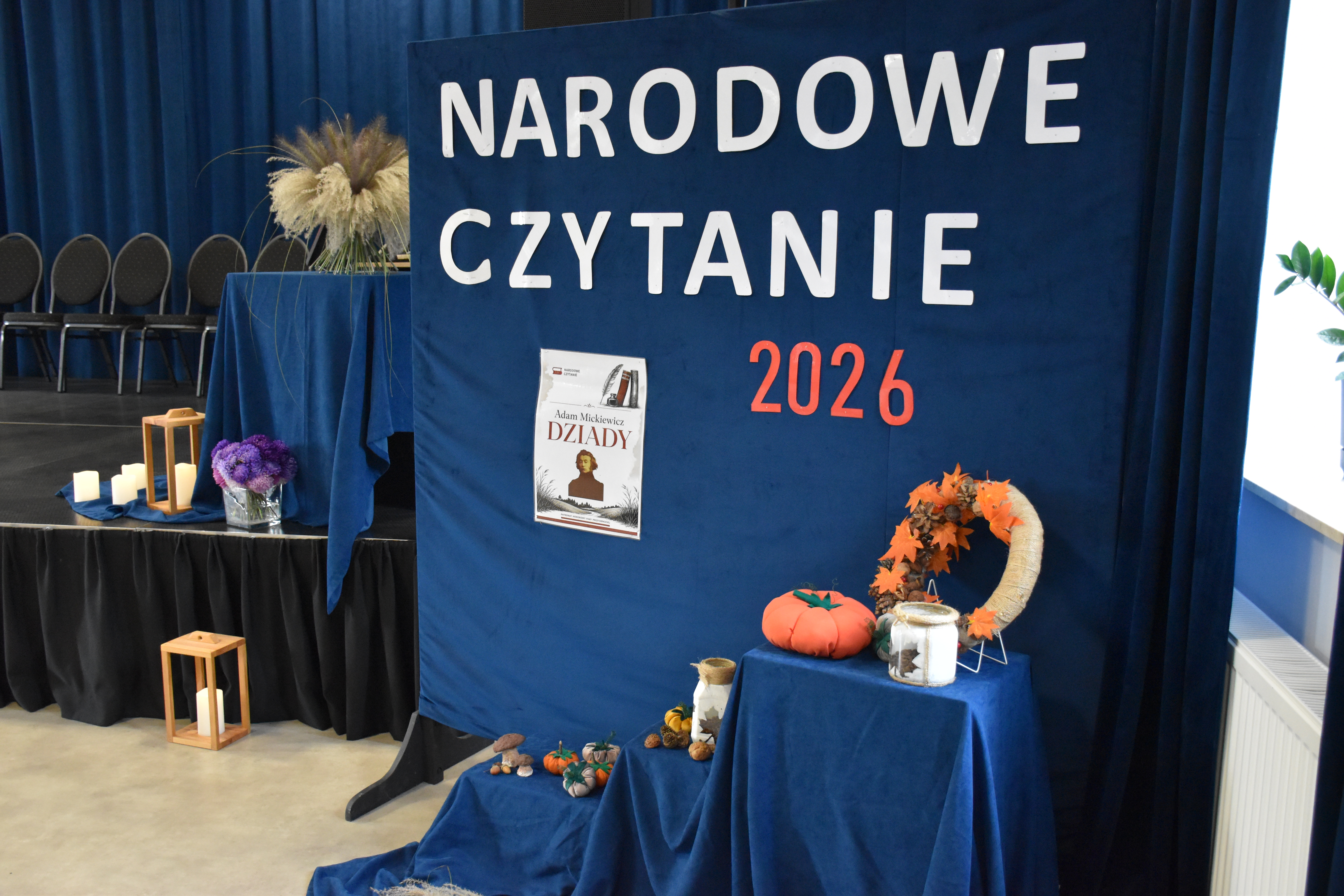 dekoracja,napis Narodowe Czytanie 2026, jesienne dekoracje z dyni i swiec