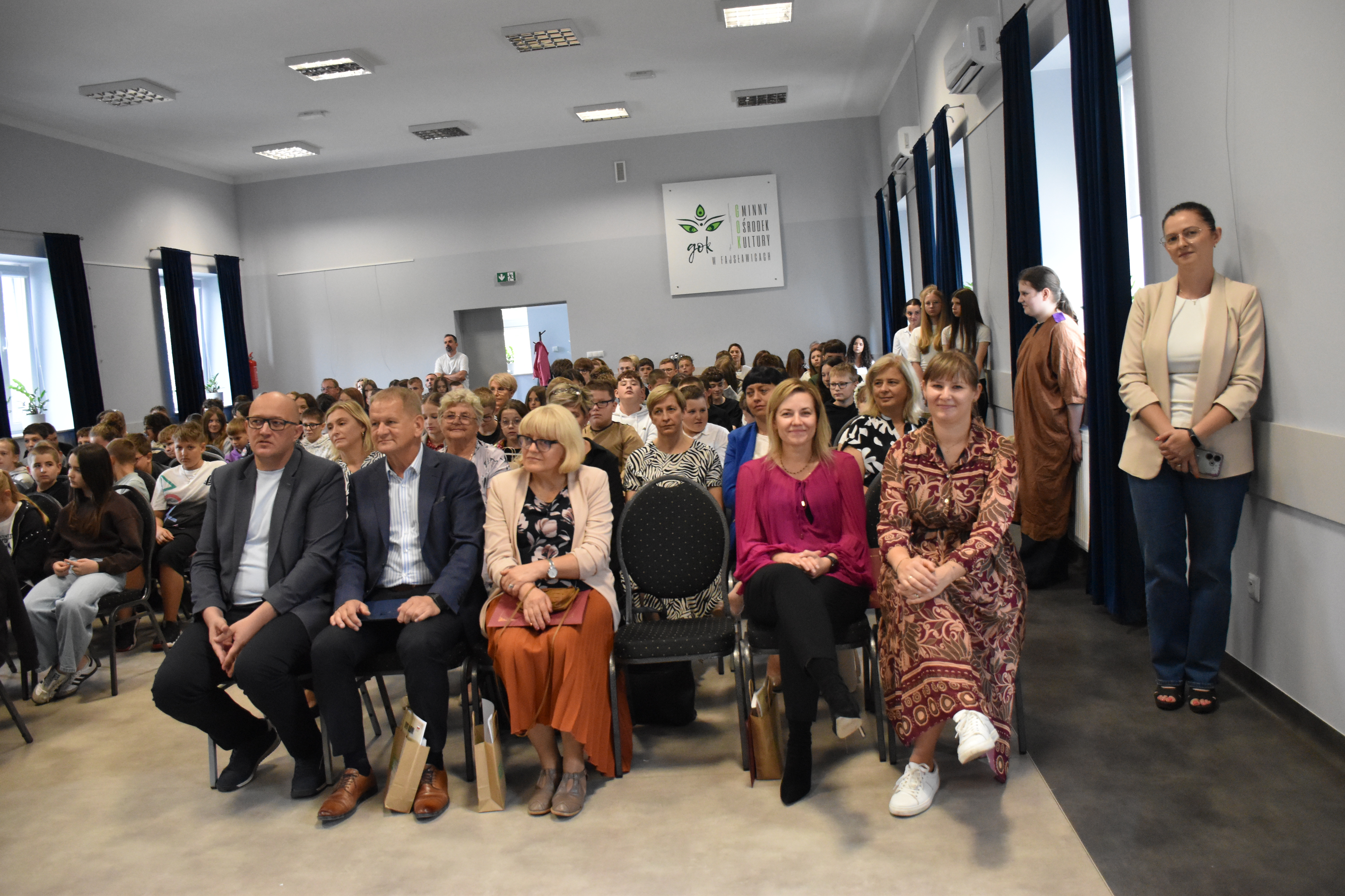 publiczność zgromadzona na sali widowiskowej